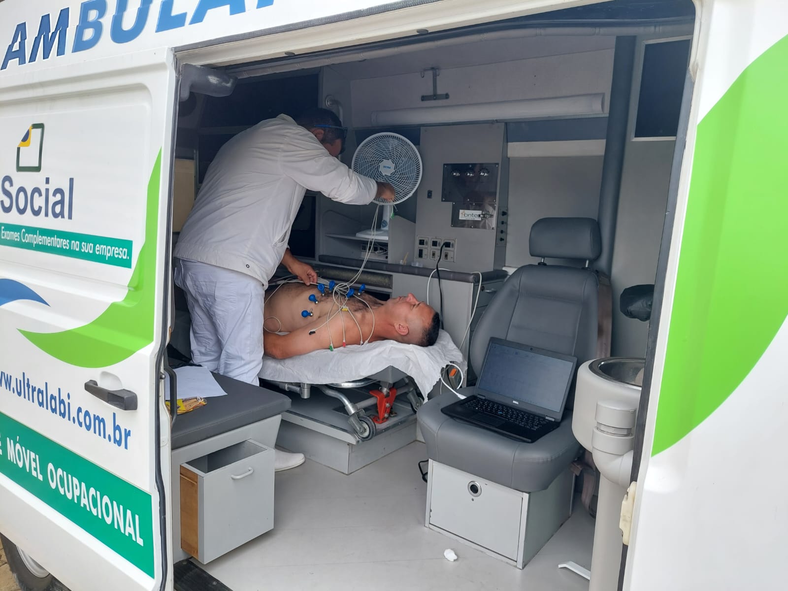 Exame de ECG com eletrodos na unidade móvel